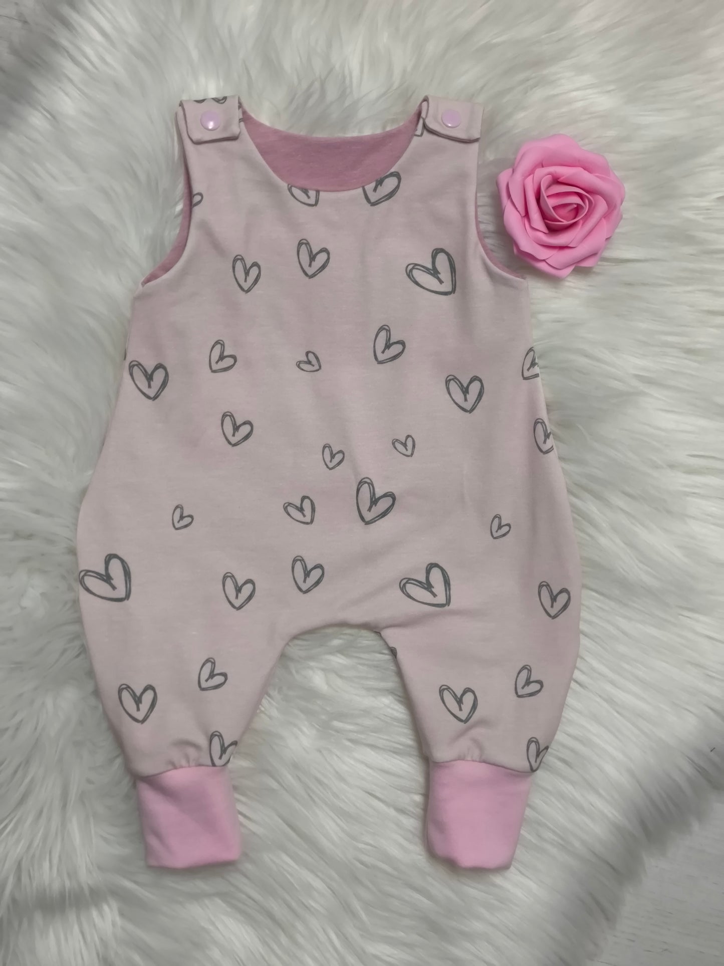 Strampler rosa herzen
