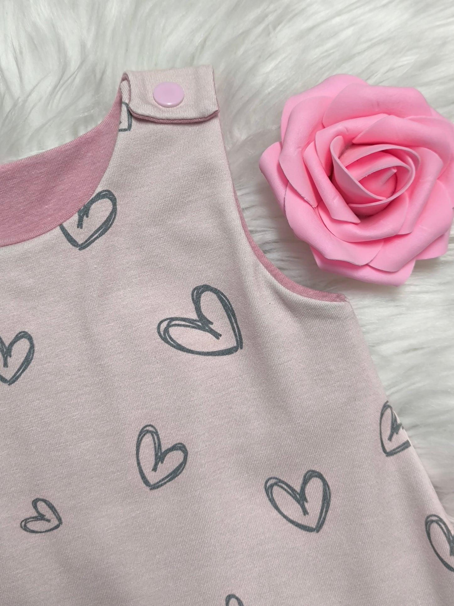 Strampler rosa herzen